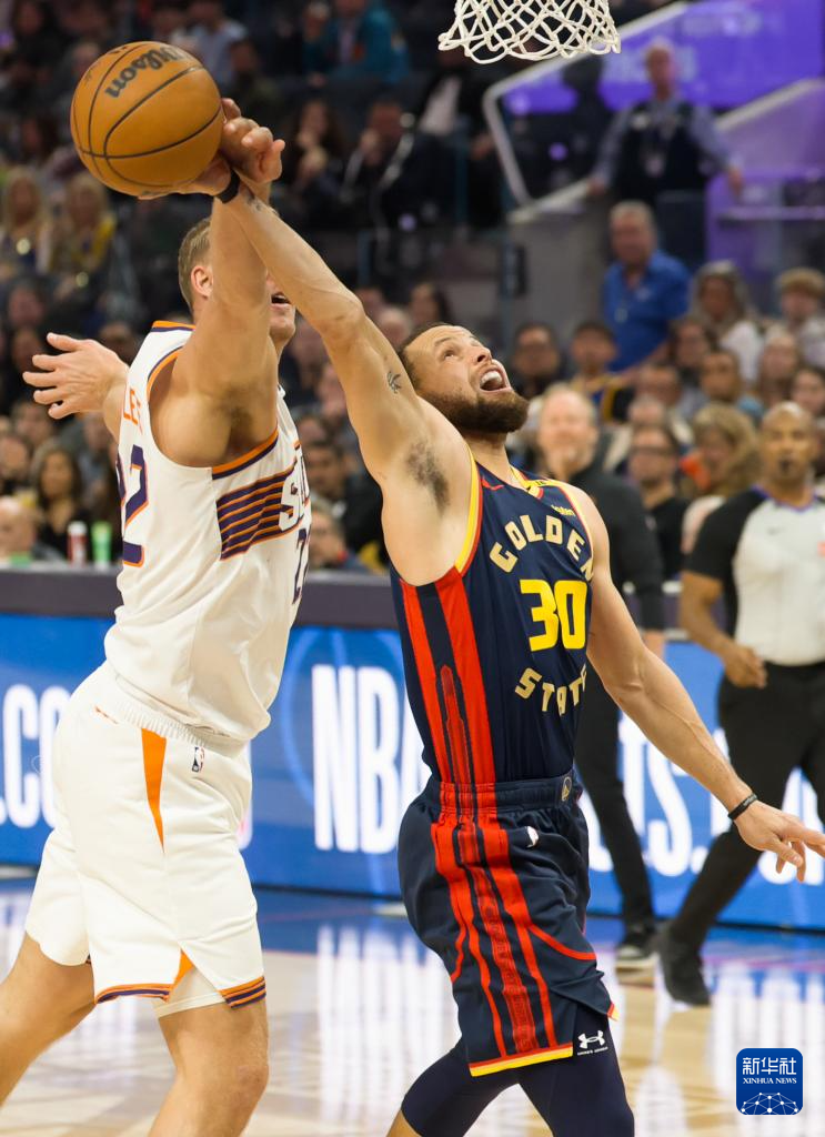 开云-山东泰山更衣室发声备战NBA常规赛转折点菲尼克斯太阳强势反弹，里程碑夜埃因霍温防线松动看傻球迷的简单介绍